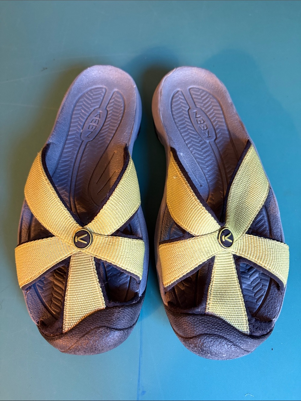 Keen Lichen Green Fabrric Cross-Strap Sandals. Size 7